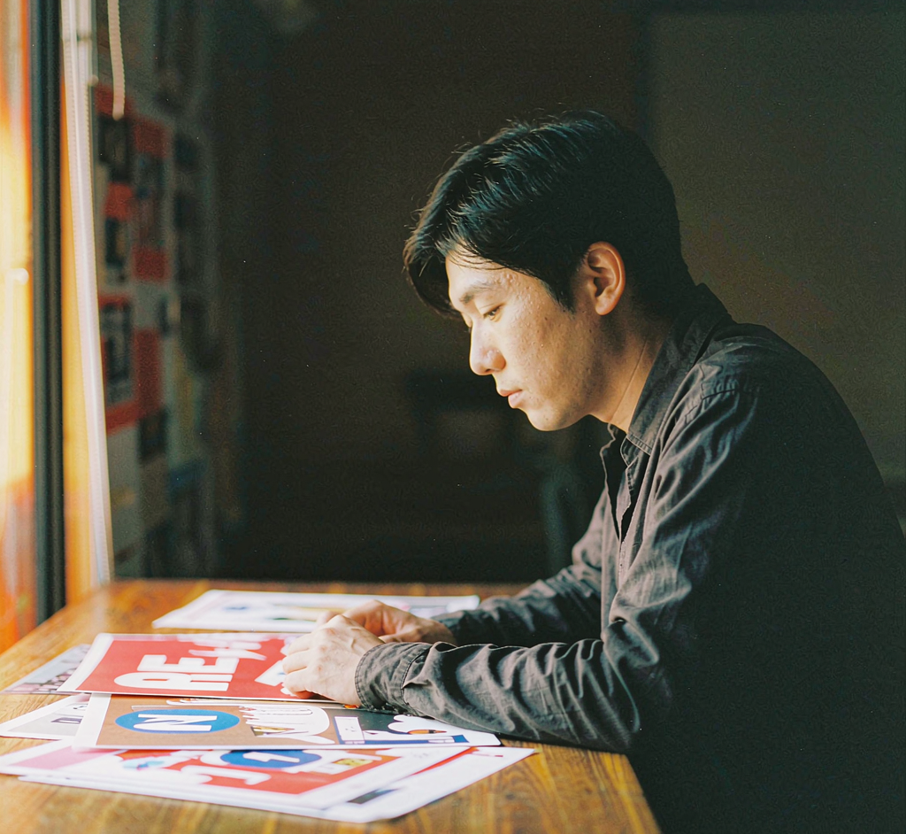 陈屿在工作室审阅海报校样