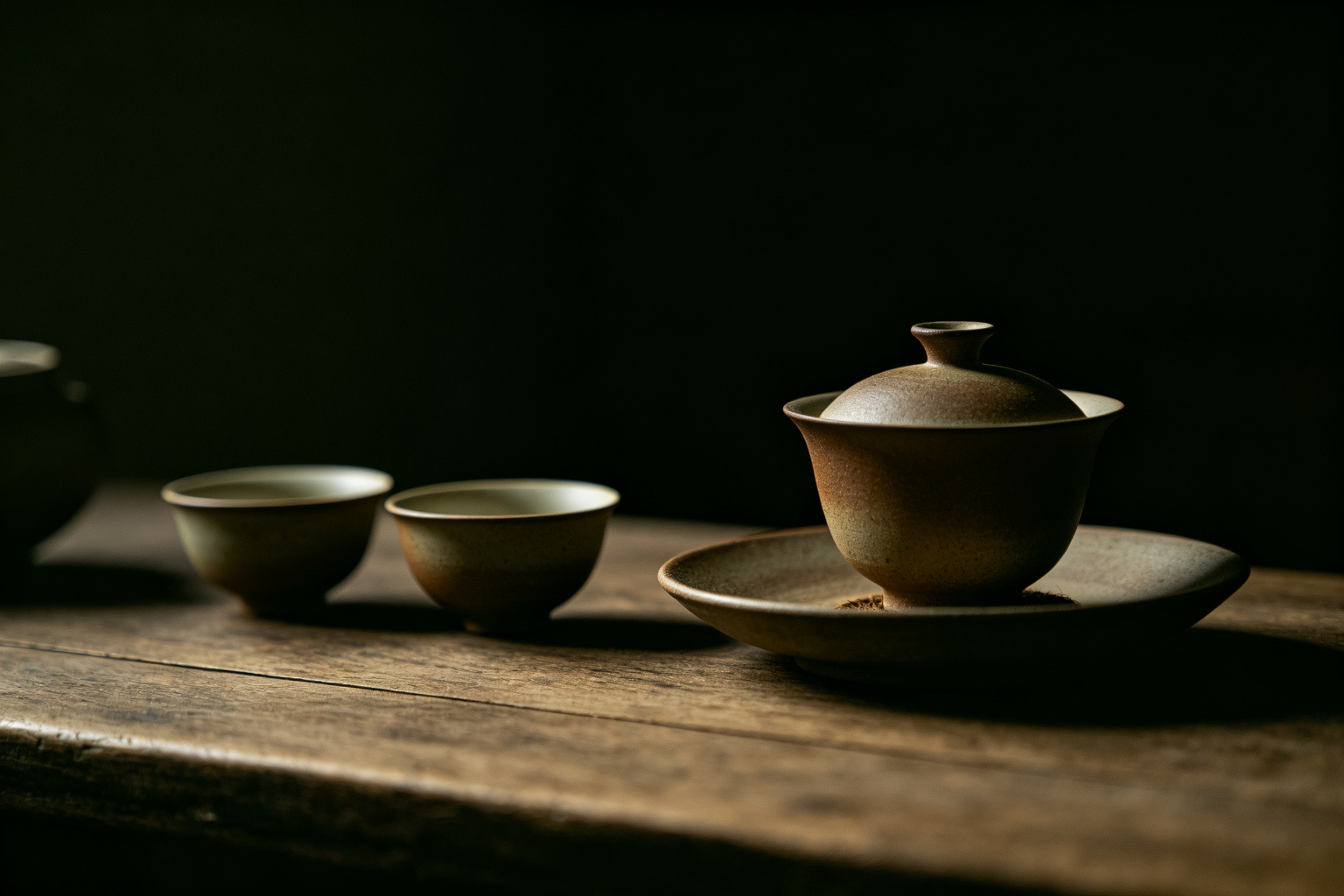 木桌上的一席粗陶茶具