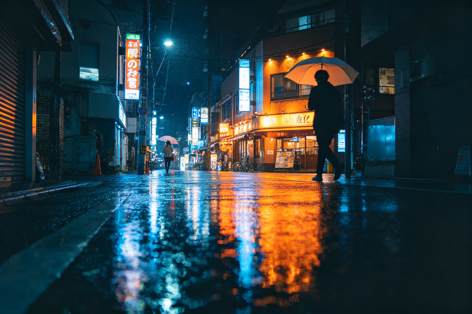 雨夜街道霓虹灯倒影