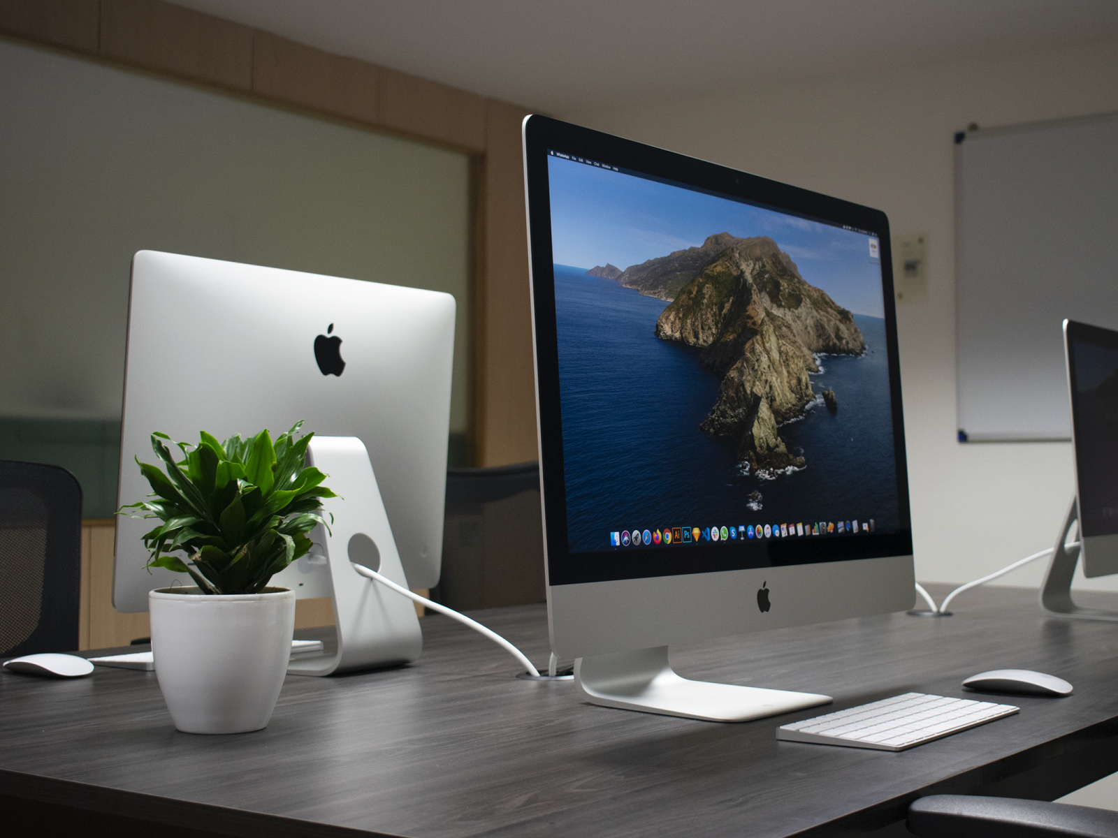 设计工作室内的多台 iMac 一体机
